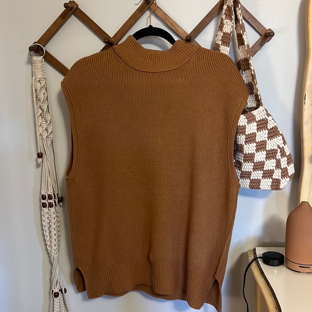 Oversized chunky sleeveless vest mockneck sweater camel fall color small